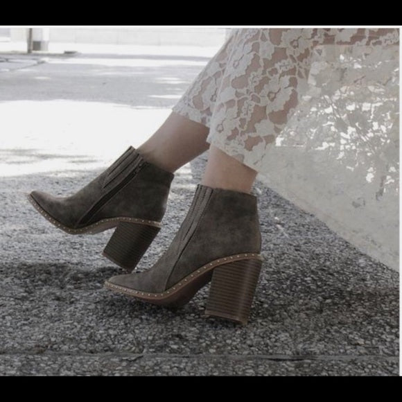 POINTED ANKLE BOOTIE IN BEIGE